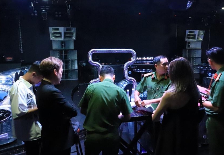 Cảnh s&aacute;t ph&aacute;t hiện nhiều người ph&ecirc; ma t&uacute;y tại h&agrave;ng loạt bar, club rạng s&aacute;ng 20/10- Ảnh 3.