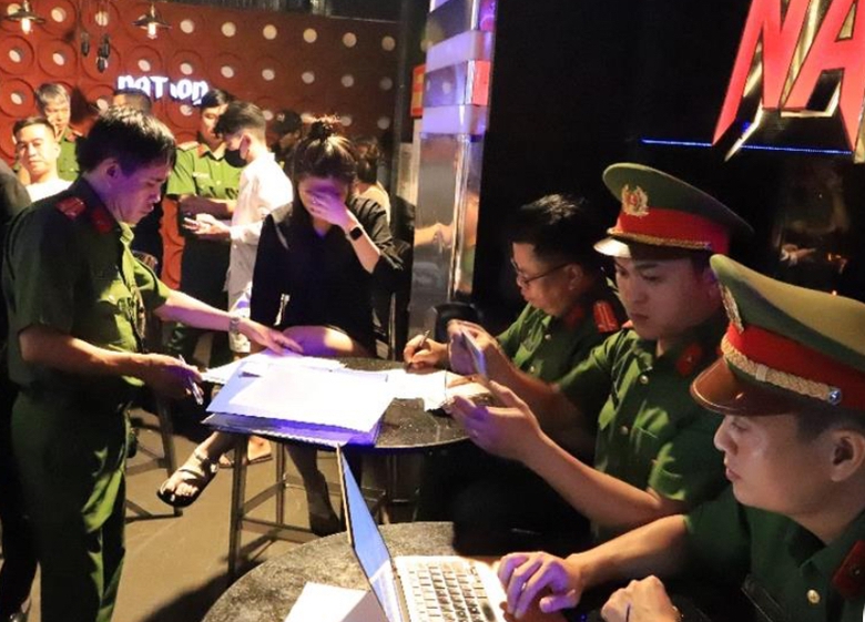 Cảnh s&aacute;t ph&aacute;t hiện nhiều người ph&ecirc; ma t&uacute;y tại h&agrave;ng loạt bar, club rạng s&aacute;ng 20/10- Ảnh 1.