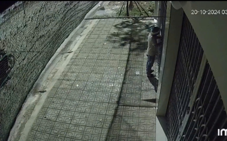 Clip: Trộm cắt kh&oacute;a d&atilde;y trọ, bẻ kh&oacute;a xe m&aacute;y Exciter dắt đi trong nh&aacute;y mắt