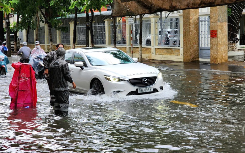 Quảng Ng&atilde;i bố tr&iacute; 4 khu vực tập kết &ocirc; t&ocirc;, chủ xe bớt loay hoay m&ugrave;a mưa lũ
