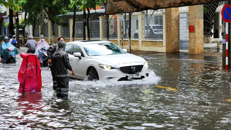 Quảng Ng&atilde;i bố tr&iacute; 4 khu vực tập kết &ocirc; t&ocirc;, chủ xe bớt loay hoay m&ugrave;a mưa lũ- Ảnh 1.