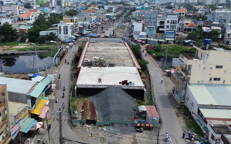 Vẫn ngổn ngang do vướng mặt bằng, dự &aacute;n cầu B&agrave; Hom c&oacute; th&ocirc;ng xe đ&uacute;ng hẹn?