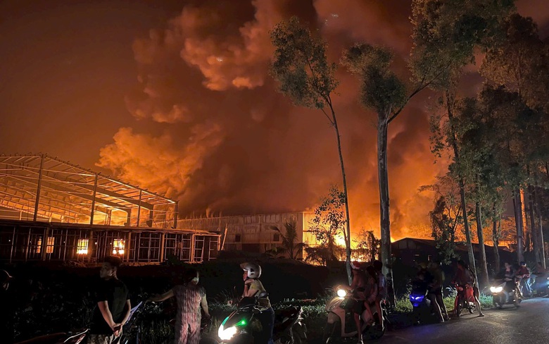 Nh&agrave; xưởng phế liệu hoạt động tr&aacute;i ph&eacute;p bất ngờ bốc ch&aacute;y dữ dội