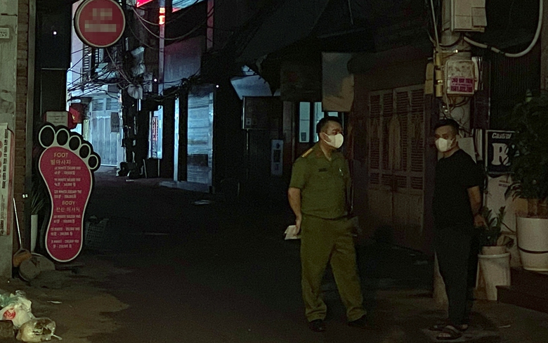 C&ocirc;ng an phong tỏa hiện trường vụ c&ocirc; g&aacute;i tử vong trong chung cư mini