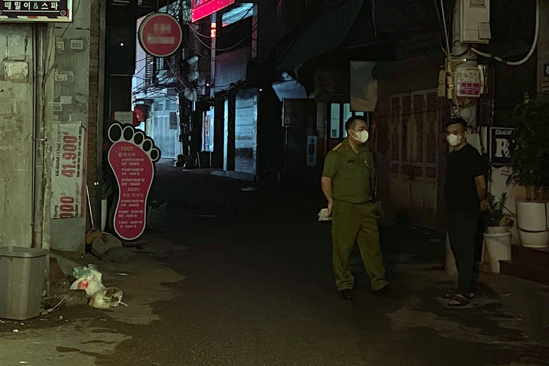 C&ocirc;ng an phong tỏa hiện trường vụ c&ocirc; g&aacute;i tử vong trong chung cư mini- Ảnh 1.