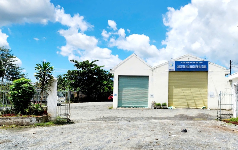 Một gi&aacute;m đốc đăng kiểm ở Hậu Giang bị bắt- Ảnh 1.