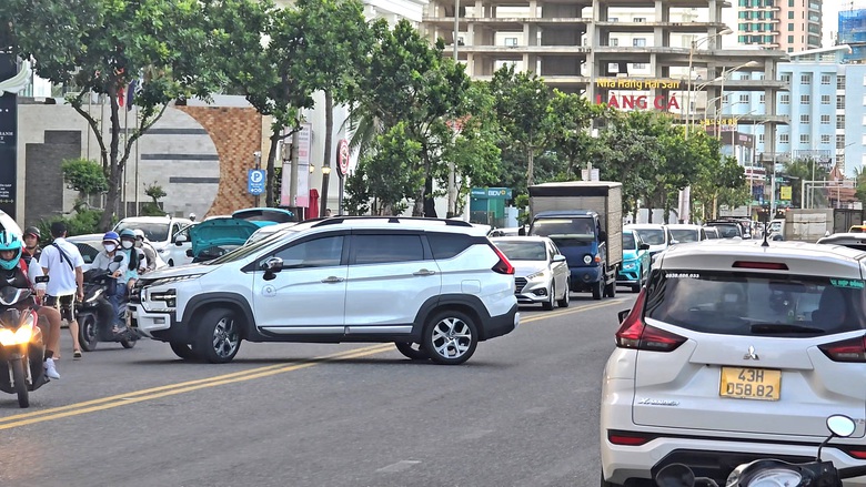 Lo xe du lịch g&acirc;y &ugrave;n tắc, Đ&agrave; Nẵng quy định thời gian, địa điểm đ&oacute;n trả kh&aacute;ch- Ảnh 1.