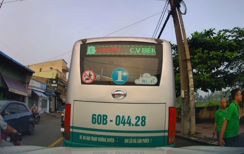 Chấn chỉnh t&agrave;i xế, nh&acirc;n vi&ecirc;n xe bu&yacute;t li&ecirc;n quan vụ h&agrave;nh hung người đi xe m&aacute;y- Ảnh 1.