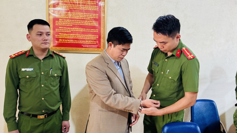 Vụ 11 học sinh ăn chung 2 gói mì tôm: Bắt cựu hiệu trưởng- Ảnh 1. Vụ 11 học sinh ăn chung 2 gói mì tôm: Bắt cựu hiệu trưởng- Ảnh 1.