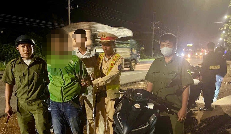 Hai kẻ trộm xe m&aacute;y ở Đ&agrave; Lạt bị đ&oacute;n l&otilde;ng, bắt giữ tr&ecirc;n QL20 qua Đồng Nai- Ảnh 1.