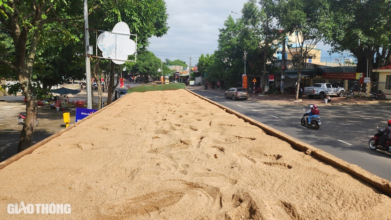 Phạt nặng đo&agrave;n xe chở c&aacute;t qu&aacute; tải hoạt động li&ecirc;n tỉnh sau phản &aacute;nh của B&aacute;o Giao th&ocirc;ng- Ảnh 2.