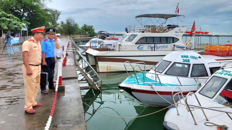 Quảng Nam cấm c&aacute;c hoạt động tr&ecirc;n biển để ứng ph&oacute; b&atilde;o Trami- Ảnh 1.