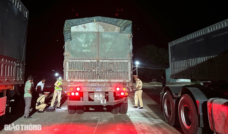 Phạt nặng đo&agrave;n xe chở c&aacute;t qu&aacute; tải hoạt động li&ecirc;n tỉnh sau phản &aacute;nh của B&aacute;o Giao th&ocirc;ng- Ảnh 1.
