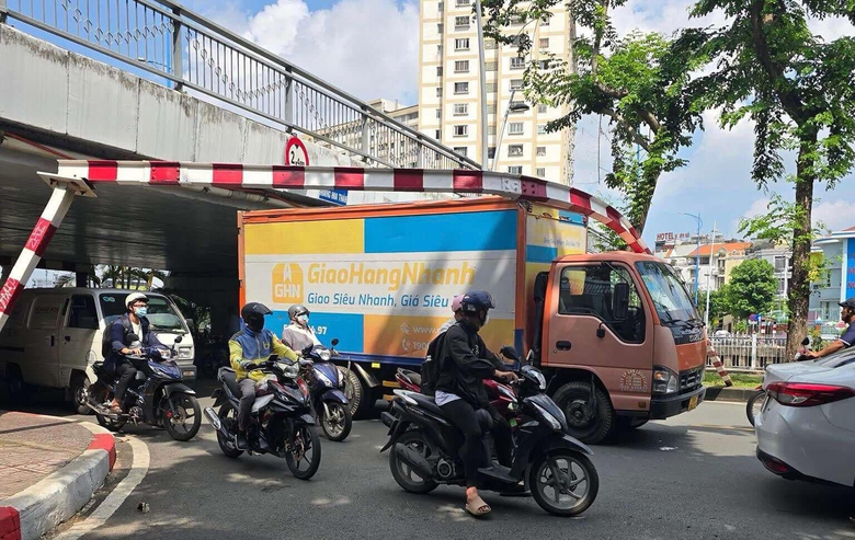 TP.HCM: Xe tải t&ocirc;ng thanh giới hạn chiều cao cầu, giao th&ocirc;ng &ugrave;n ứ nghi&ecirc;m trọng- Ảnh 1.