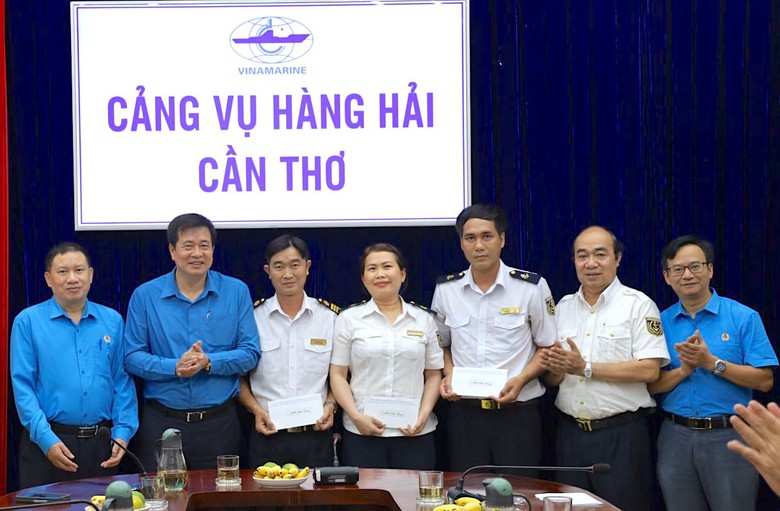 C&ocirc;ng đo&agrave;n GTVT trao qu&agrave;, động vi&ecirc;n người lao động h&agrave;ng hải, đường bộ miền T&acirc;y- Ảnh 1.