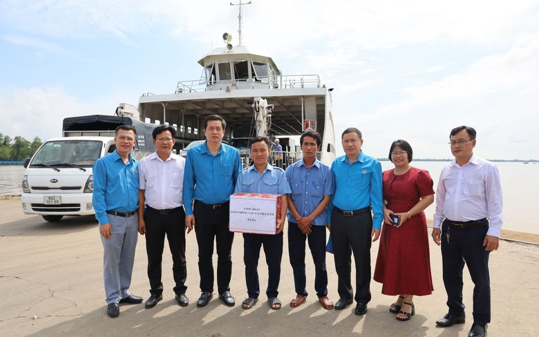 C&ocirc;ng đo&agrave;n GTVT trao qu&agrave;, động vi&ecirc;n người lao động h&agrave;ng hải, đường bộ miền T&acirc;y