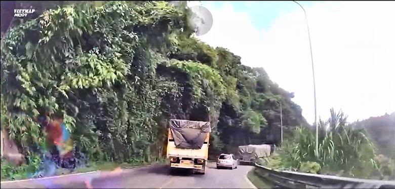 Xe tải vượt ẩu, su&yacute;t g&acirc;y tai nạn tr&ecirc;n đ&egrave;o Bảo Lộc- Ảnh 1.