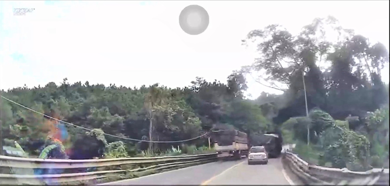 Xe tải vượt ẩu, su&yacute;t g&acirc;y tai nạn tr&ecirc;n đ&egrave;o Bảo Lộc- Ảnh 2.