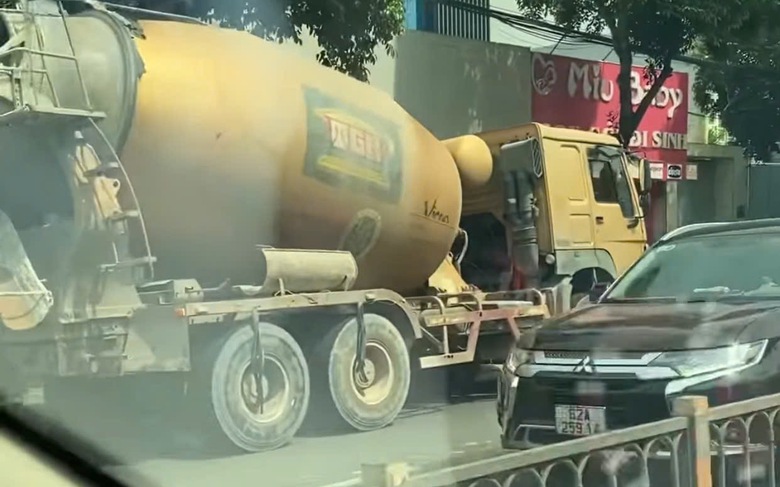 Cảnh s&aacute;t giao th&ocirc;ng t&igrave;m t&agrave;i xế xe bồn chạy ngược chiều ở TP.HCM