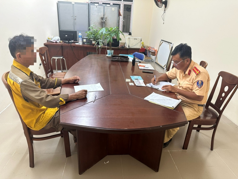 TP.HCM: Phạt tiền, tước giấy ph&eacute;p l&aacute;i xe t&agrave;i xế xe bồn chạy ngược chiều- Ảnh 1.