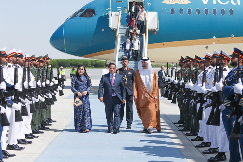 Thủ tướng đến Thủ đ&ocirc; Abu Dhabi, bắt đầu chuyến thăm ch&iacute;nh thức UAE- Ảnh 2.