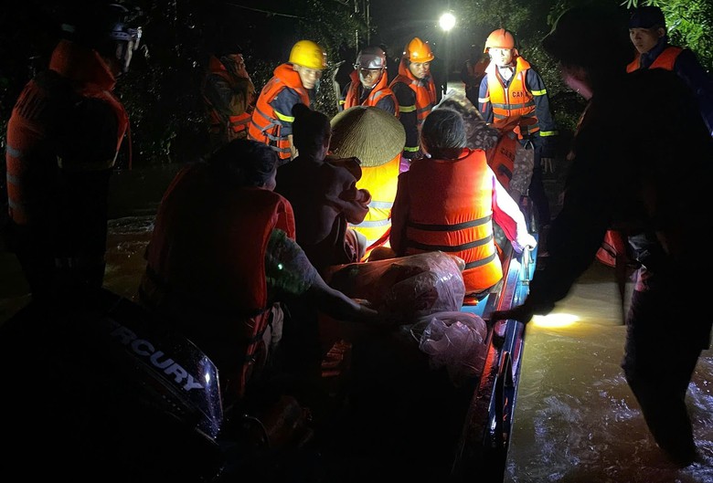 Quảng Trị: Khẩn cấp ứng cứu hàng chục người dân ra khỏi vùng ngập lụt trong đêm- Ảnh 1. Quảng Trị: Khẩn cấp ứng cứu hàng chục người dân ra khỏi vùng ngập lụt trong đêm- Ảnh 1.