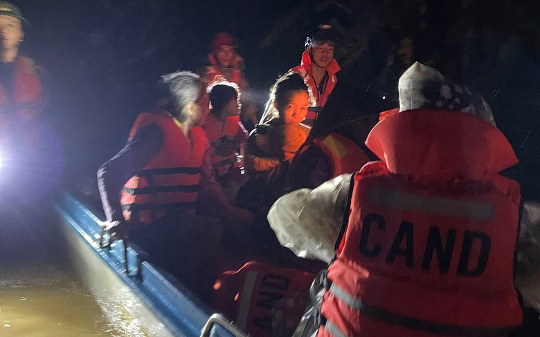 Quảng Trị: Khẩn cấp ứng cứu h&agrave;ng chục người d&acirc;n ra khỏi v&ugrave;ng ngập lụt trong đ&ecirc;m