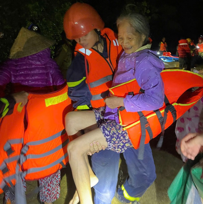 Quảng Trị: Khẩn cấp ứng cứu hàng chục người dân ra khỏi vùng ngập lụt trong đêm- Ảnh 2. Quảng Trị: Khẩn cấp ứng cứu hàng chục người dân ra khỏi vùng ngập lụt trong đêm- Ảnh 2.