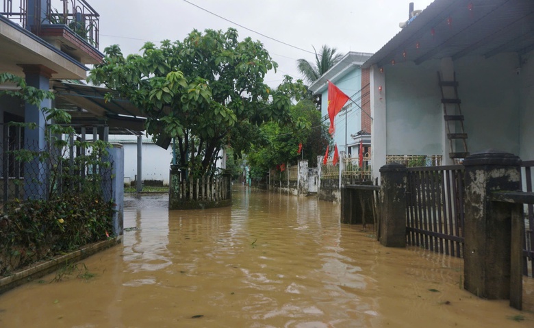 Bão Trà Mi suy yếu thành áp thấp nhiệt đới- Ảnh 2. Bão Trà Mi suy yếu thành áp thấp nhiệt đới- Ảnh 2.