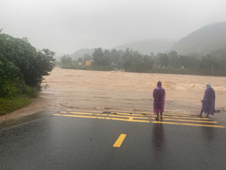 Quảng Trị: Mưa lớn g&acirc;y ngập lụt nhiều nơi, giao th&ocirc;ng &aacute;ch tắc- Ảnh 1.