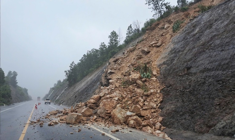 Quảng Trị: Mưa lớn g&acirc;y ngập lụt nhiều nơi, giao th&ocirc;ng &aacute;ch tắc- Ảnh 3.