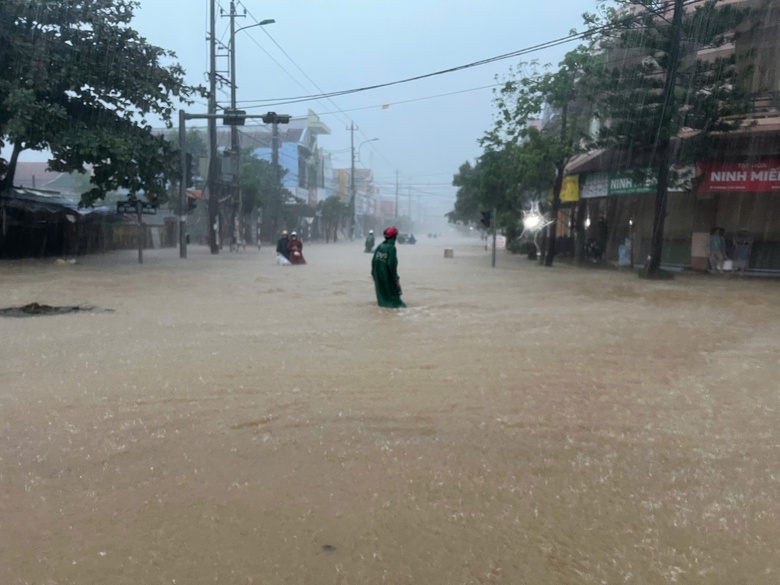Quảng B&igrave;nh ch&igrave;m trong biển nước, nhiều tuyến đường bị chia cắt- Ảnh 1.