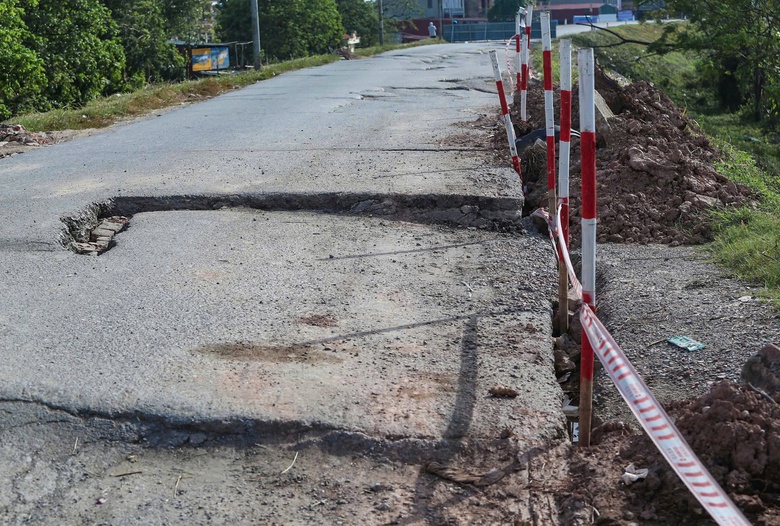 H&agrave; Nội: Hạn chế tối đa phương tiện qua đoạn sụt l&uacute;n tr&ecirc;n đ&ecirc; Y&ecirc;n Nghĩa- Ảnh 2.