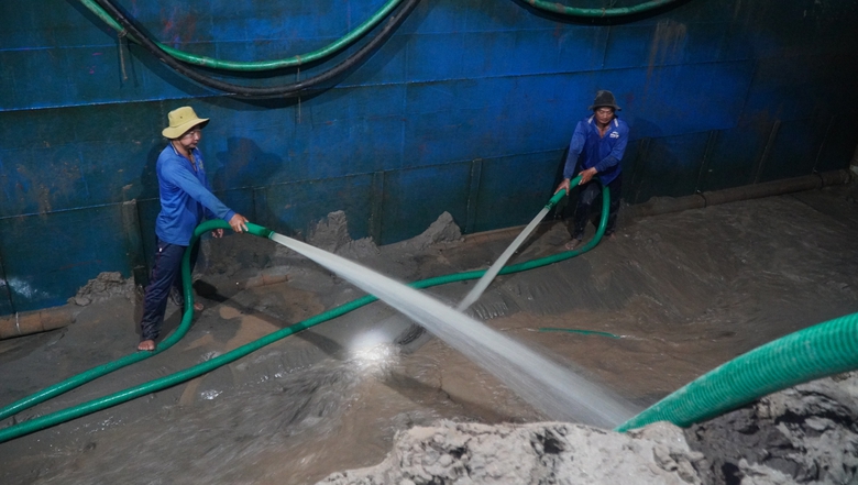 Xuy&ecirc;n đ&ecirc;m tr&ecirc;n c&ocirc;ng trường cao tốc Cao L&atilde;nh - An Hữu- Ảnh 1.