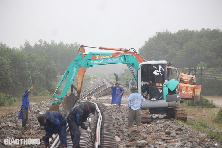 Hơn 150 c&ocirc;ng nh&acirc;n dầm mưa khắc phục sạt lở đường sắt ở Quảng Trị- Ảnh 1.
