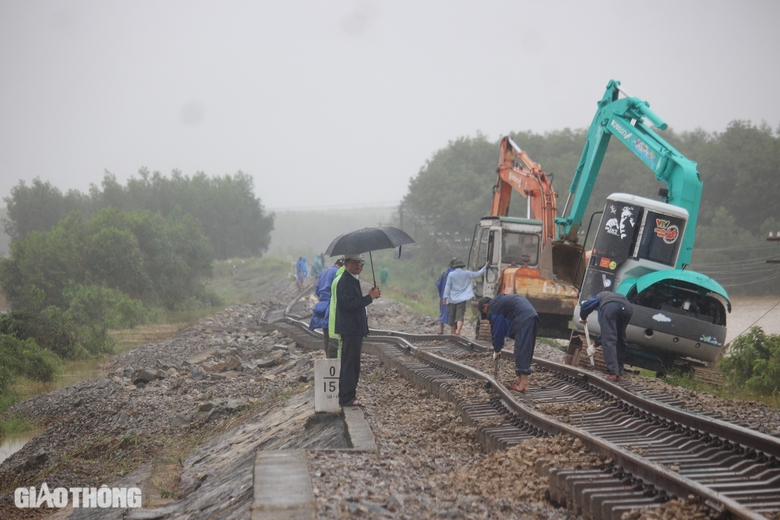 Hơn 150 c&ocirc;ng nh&acirc;n dầm mưa khắc phục sạt lở đường sắt ở Quảng Trị- Ảnh 12.