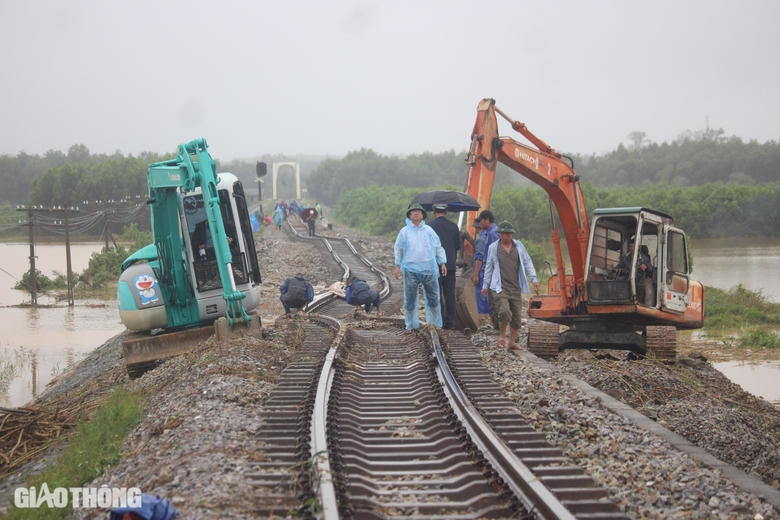 Hơn 150 c&ocirc;ng nh&acirc;n dầm mưa khắc phục sạt lở đường sắt ở Quảng Trị- Ảnh 14.