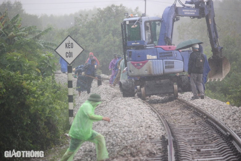Hơn 150 c&ocirc;ng nh&acirc;n dầm mưa khắc phục sạt lở đường sắt ở Quảng Trị- Ảnh 15.