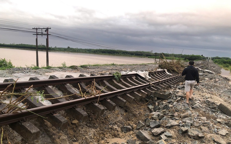 Đường sắt qua Quảng Trị bị nước lũ g&acirc;y x&oacute;i lở hiện khắc phục ra sao?