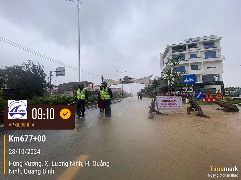 Quốc lộ 1A qua Quảng B&igrave;nh ngập s&acirc;u, giao th&ocirc;ng chia cắt- Ảnh 1.