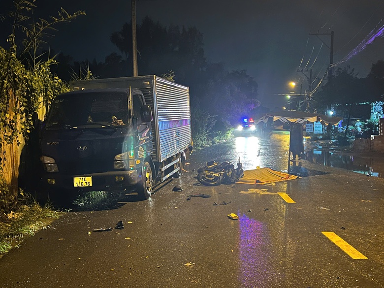 Xe m&aacute;y t&ocirc;ng đu&ocirc;i xe tải, thanh ni&ecirc;n tử vong- Ảnh 1.