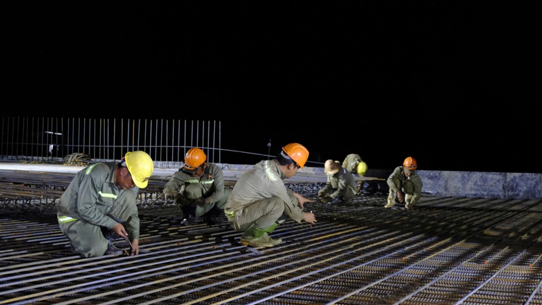 Xuy&ecirc;n đ&ecirc;m tr&ecirc;n c&ocirc;ng trường cao tốc Cao L&atilde;nh - An Hữu- Ảnh 6.