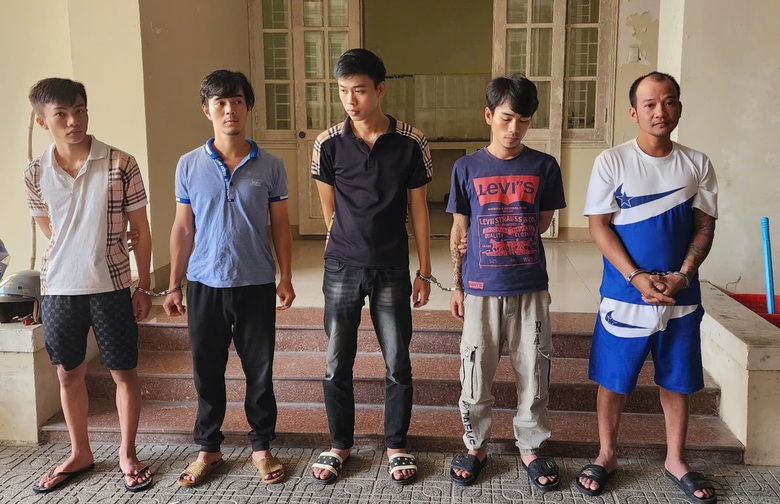 Nổ s&uacute;ng giải quyết m&acirc;u thuẫn, 3 anh em ruột bị khởi tố- Ảnh 1.