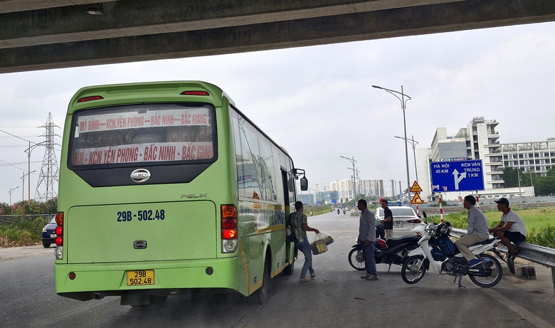 Bắc Giang: Có điểm dừng, xe khách vẫn đỗ tràn gầm cầu- Ảnh 1. Bắc Giang: Có điểm dừng, xe khách vẫn đỗ tràn gầm cầu- Ảnh 1.
