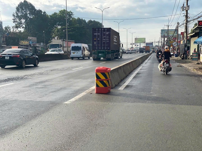 Lắp dải ph&acirc;n c&aacute;ch cứng chia l&agrave;n &ocirc; t&ocirc;, xe m&aacute;y tại điểm đen TNGT tr&ecirc;n QL51- Ảnh 1.