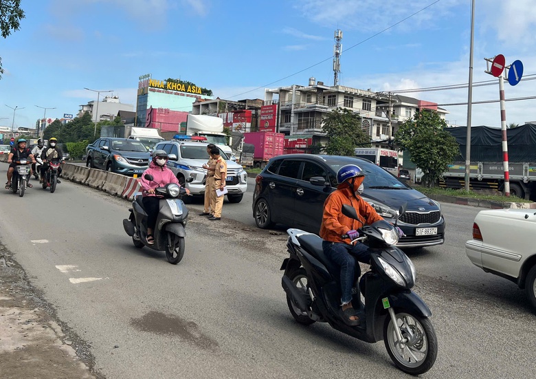 Lắp dải ph&acirc;n c&aacute;ch cứng chia l&agrave;n &ocirc; t&ocirc;, xe m&aacute;y tại điểm đen TNGT tr&ecirc;n QL51- Ảnh 3.
