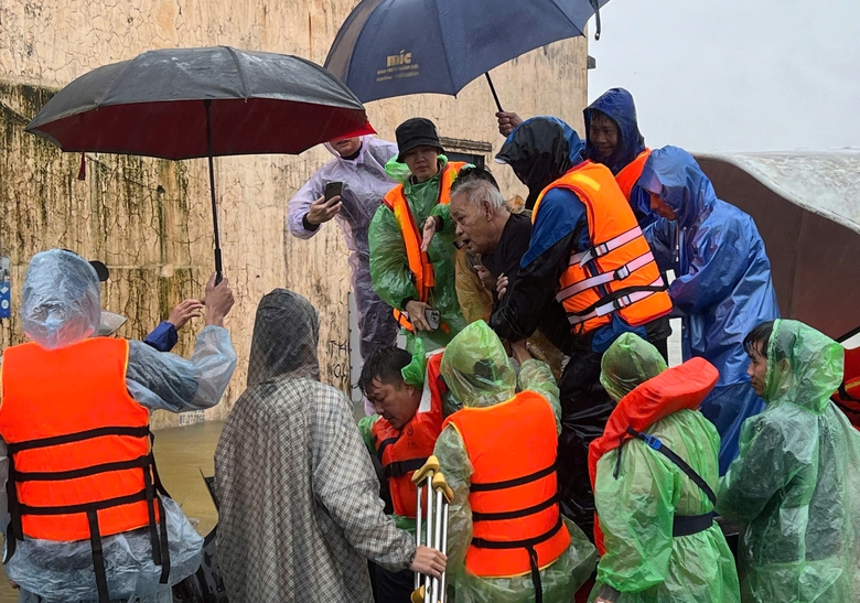 Mưa lũ ở Quảng B&igrave;nh: Hơn 32.000 nh&agrave; d&acirc;n ngập nặng, 2 người chết v&agrave; mất t&iacute;ch- Ảnh 2.