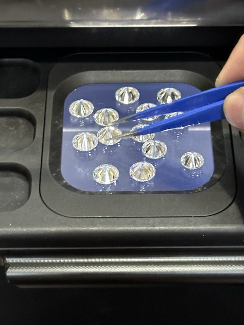 Thu giữ hơn 700 vi&ecirc;n kim cương tại s&acirc;n bay T&acirc;n Sơn Nhất- Ảnh 1.