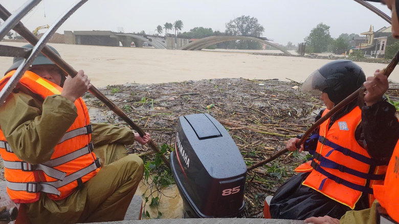 Mưa lũ ở Quảng B&igrave;nh: Hơn 32.000 nh&agrave; d&acirc;n ngập nặng, 2 người chết v&agrave; mất t&iacute;ch- Ảnh 3.