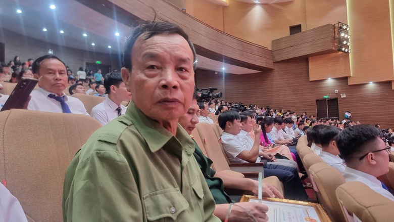 Cựu chiến binh bỏ tiền t&uacute;i l&agrave;m cầu cho d&acirc;n đi- Ảnh 1.